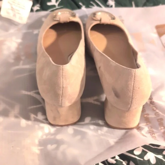 TAHARI Mavis Embellished Suede Pumps Size 8 - Neutral Tan - Picture 4 of 9